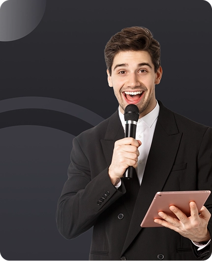 Jornalista com microfone e tablet utilizando serviços de transcrição de podcast para documentação e pesquisa de entrevistas.