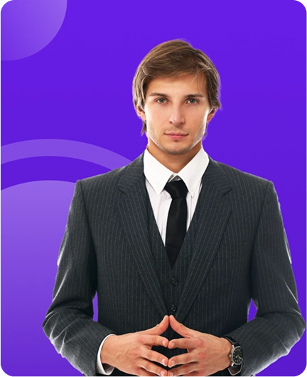 Profissional de RH em traje executivo para transcrição de entrevistas e documentação de reuniões de recrutamento.