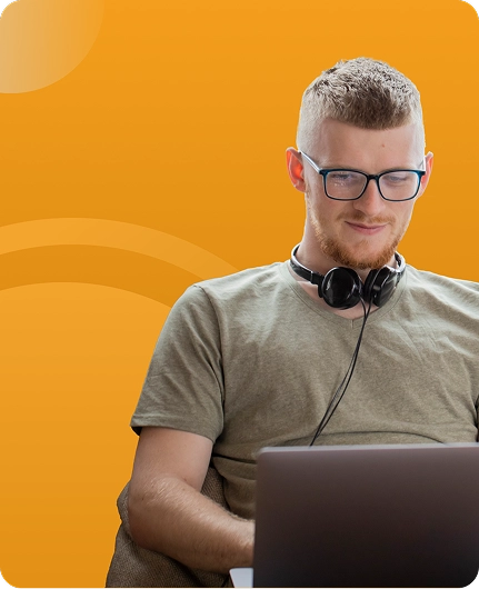 Membro de equipe remota com fones de ouvido e laptop para transcrição e colaboração em reuniões virtuais.