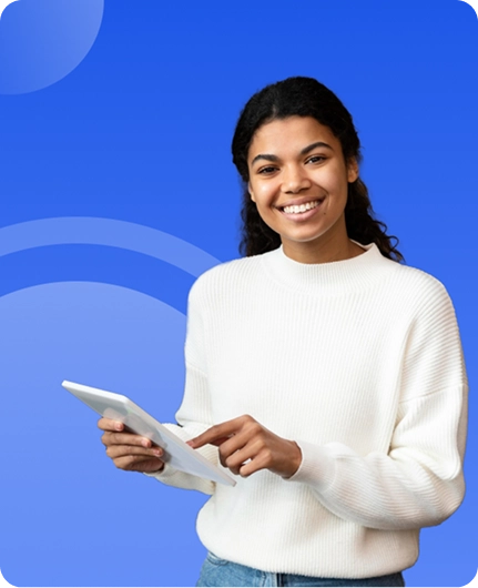 Gerente de projeto com tablet em fundo azul para transcrição de reuniões e fluxos de documentação.