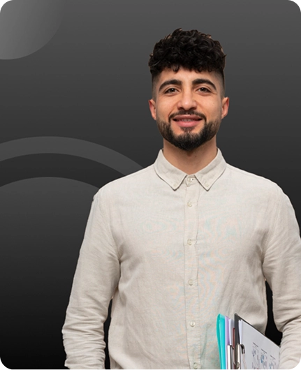 Profissional educacional avaliando Transkriptor versus Loom para gravação em sala de aula, transcrição de palestras e feedback dos alunos.