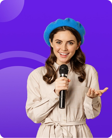 Jornalista com microfone comparando SpeechTexter e Transkriptor para transcrição de entrevistas e produção de conteúdo de mídia.