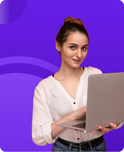 Gerente de produto com laptop comparando ferramentas de transcrição de reuniões para colaboração em equipe e eficiência de documentação de projetos.