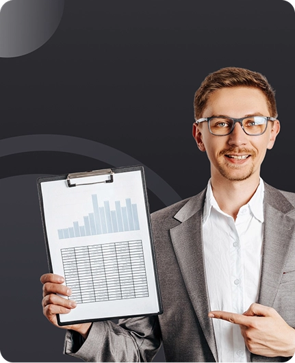 Profissional de vendas com painel de análise comparando Tactiq e Transkriptor para transcrição de chamadas de clientes e insights de dados.