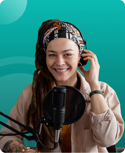 Criador de podcast com microfone profissional avaliando Tactiq versus Transkriptor para transcrição de áudio e reaproveitamento de conteúdo.