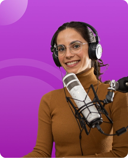 Podcaster profissional com microfone de estúdio comparando Trint e Transkriptor para eficiência de transcrição de podcast.