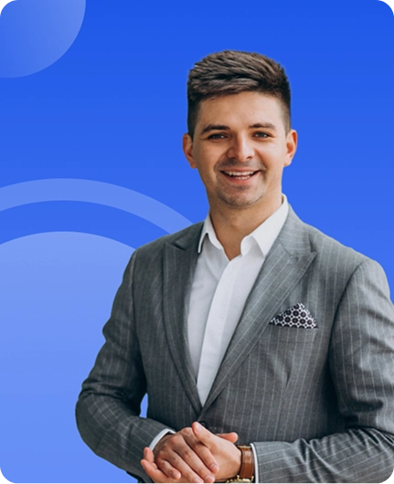 Profissional de vendas em trajes de negócios comparando ferramentas de transcrição para documentação de reuniões e análise de conversas com clientes.