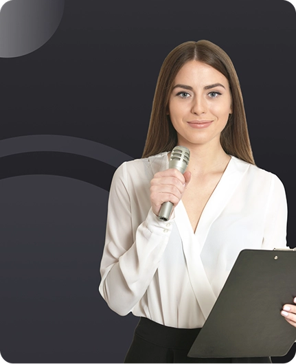 Jornalista com microfone avaliando Trint versus Transkriptor para transcrição de entrevistas e fluxos de trabalho de produção de conteúdo.