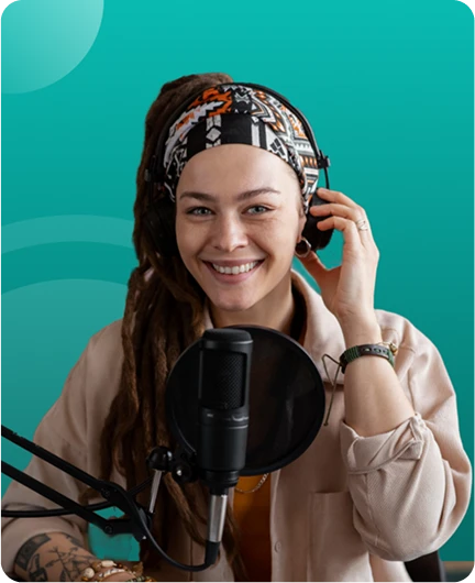 Criadores de conteúdo com equipamento de câmera usando transcrição de vídeo para reaproveitar conteúdo visual em texto pesquisável com a Transkriptor.