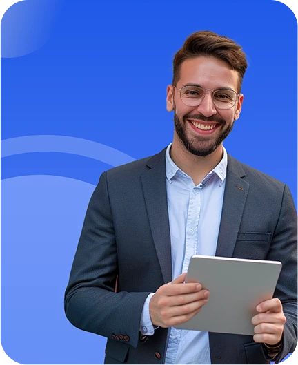 Jornalistas usando tecnologia de transcrição do YouTube para converter entrevistas em vídeo em conteúdo de texto pesquisável com o Transkriptor.